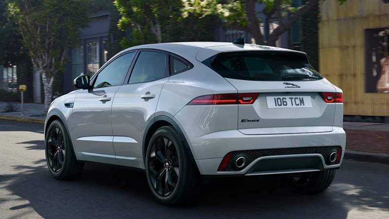 سيارة جاكوار من الخلف