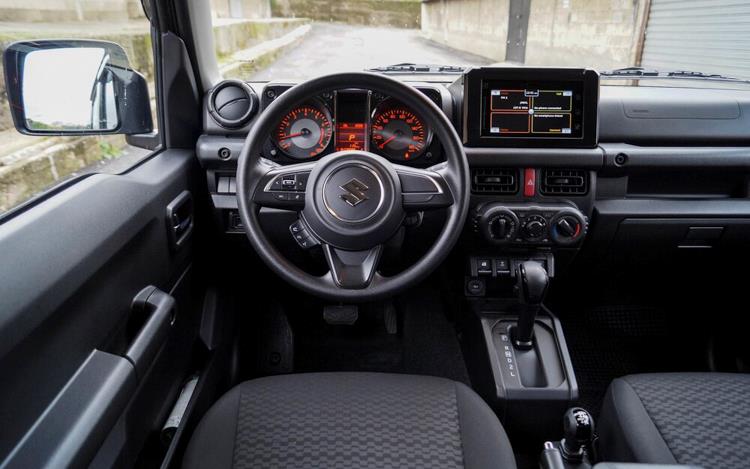 سوزوكي جيمني من الداخل