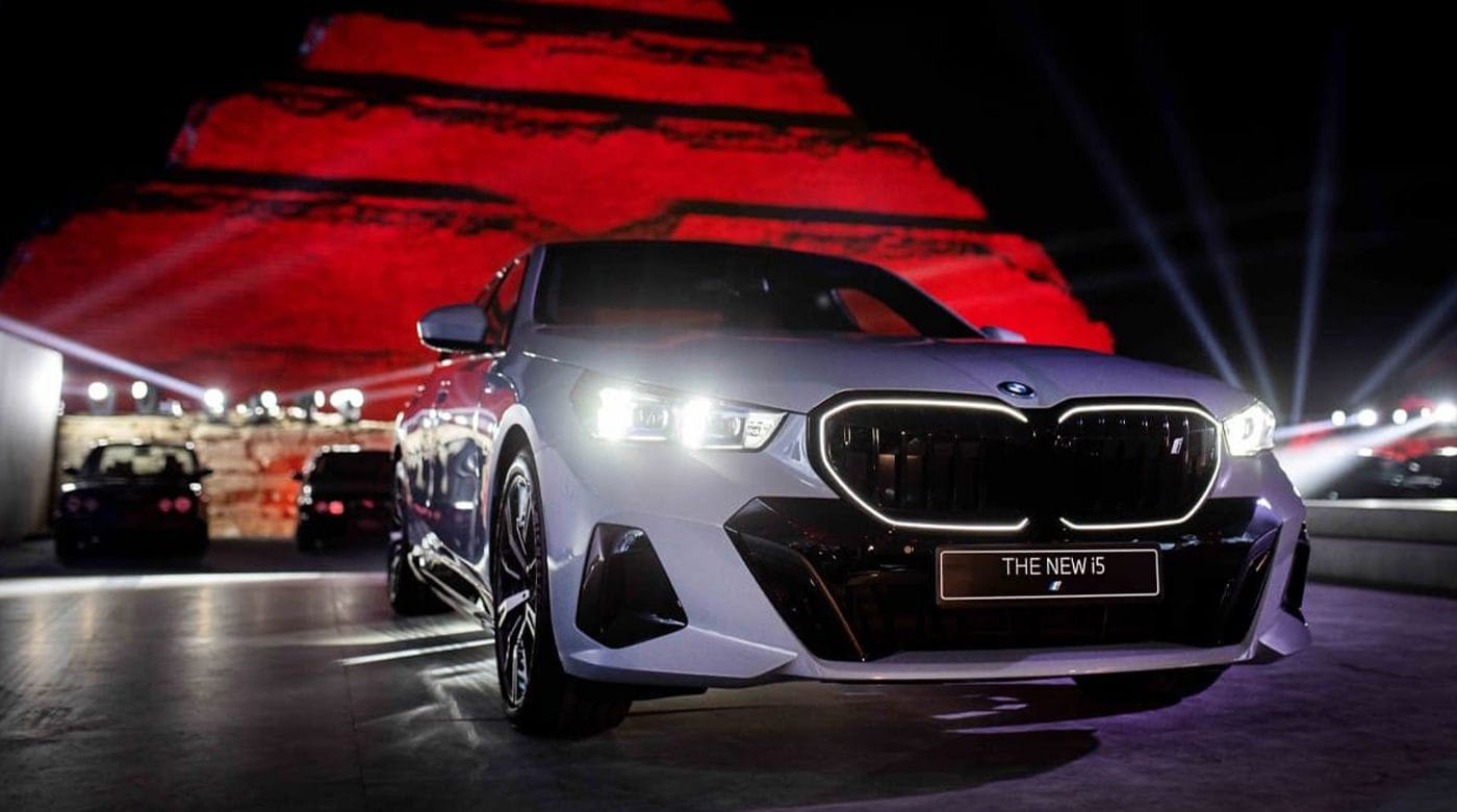 تحت سفح هرم زوسر.. انطلاق سيارات BMW الجديدة