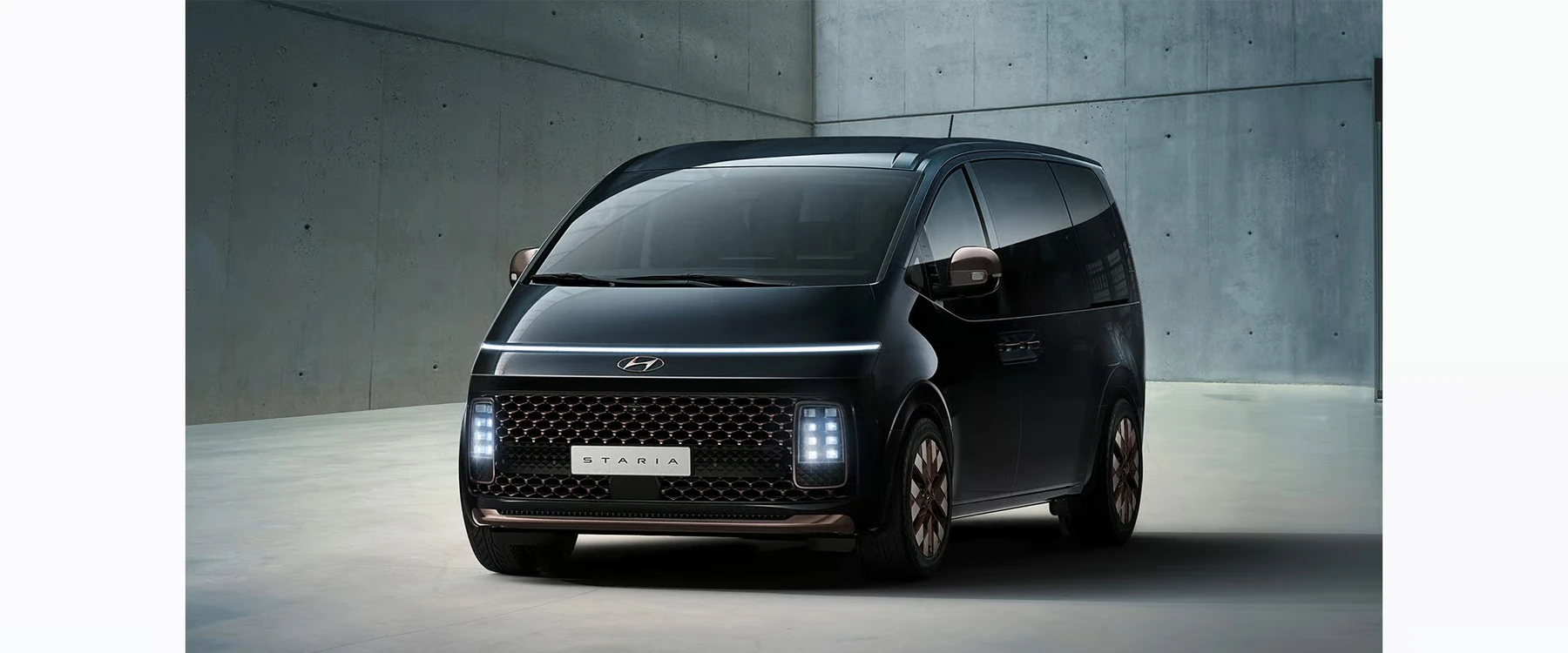 هيونداى ستاريا 2025 HEV Premium Lounge 7 - صورة السيارة